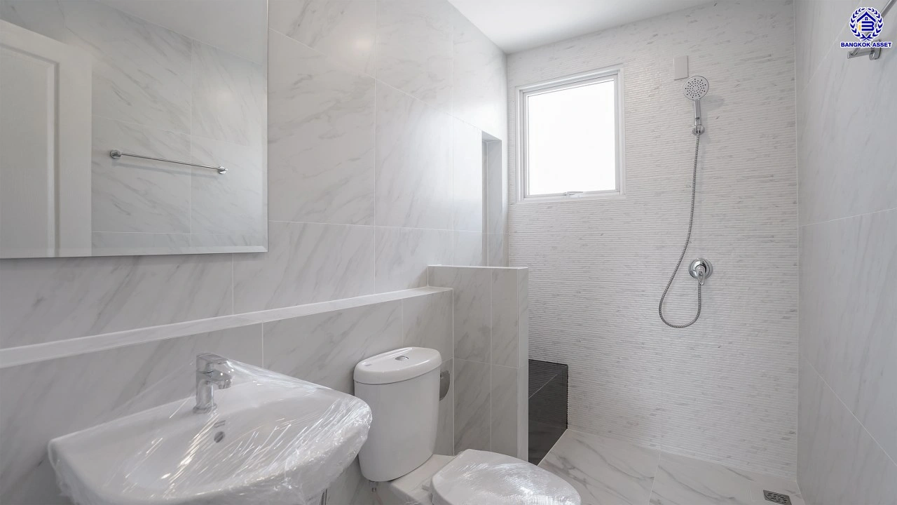 บ้านรีโนเวทใหม่ โครงการ ชัยพฤกษ์ บางบัวทอง เนื้อที่ 80.5 ตร.ว. พื้นที่ใช้สอย 260.18 ตร.ม. ฟังก์ชัน 4 ห้องนอน 3 ห้องน้ำ 1 ห้องอเนกประสงค์ จอดรถได้ 2 คัน พร้อม Facilities โครงการครบครัน ทำเลติดถนนบางกรวย-ไทรน้อย เชื่อมต่อถนนกาญจนาภิเษก ใกล้เซ็นทรัลเวสต์เกต และรถไฟฟ้าสายสีม่วง "สถานีบางพลู"