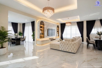 บ้านรีโนเวทใหม่ โครงการ ชัยพฤกษ์ บางบัวทอง เนื้อที่ 80.5 ตร.ว. พื้นที่ใช้สอย 260.18 ตร.ม. ฟังก์ชัน 4 ห้องนอน 3 ห้องน้ำ 1 ห้องอเนกประสงค์ จอดรถได้ 2 คัน พร้อม Facilities โครงการครบครัน ทำเลติดถนนบางกรวย-ไทรน้อย เชื่อมต่อถนนกาญจนาภิเษก ใกล้เซ็นทรัลเวสต์เกต และรถไฟฟ้าสายสีม่วง "สถานีบางพลู"