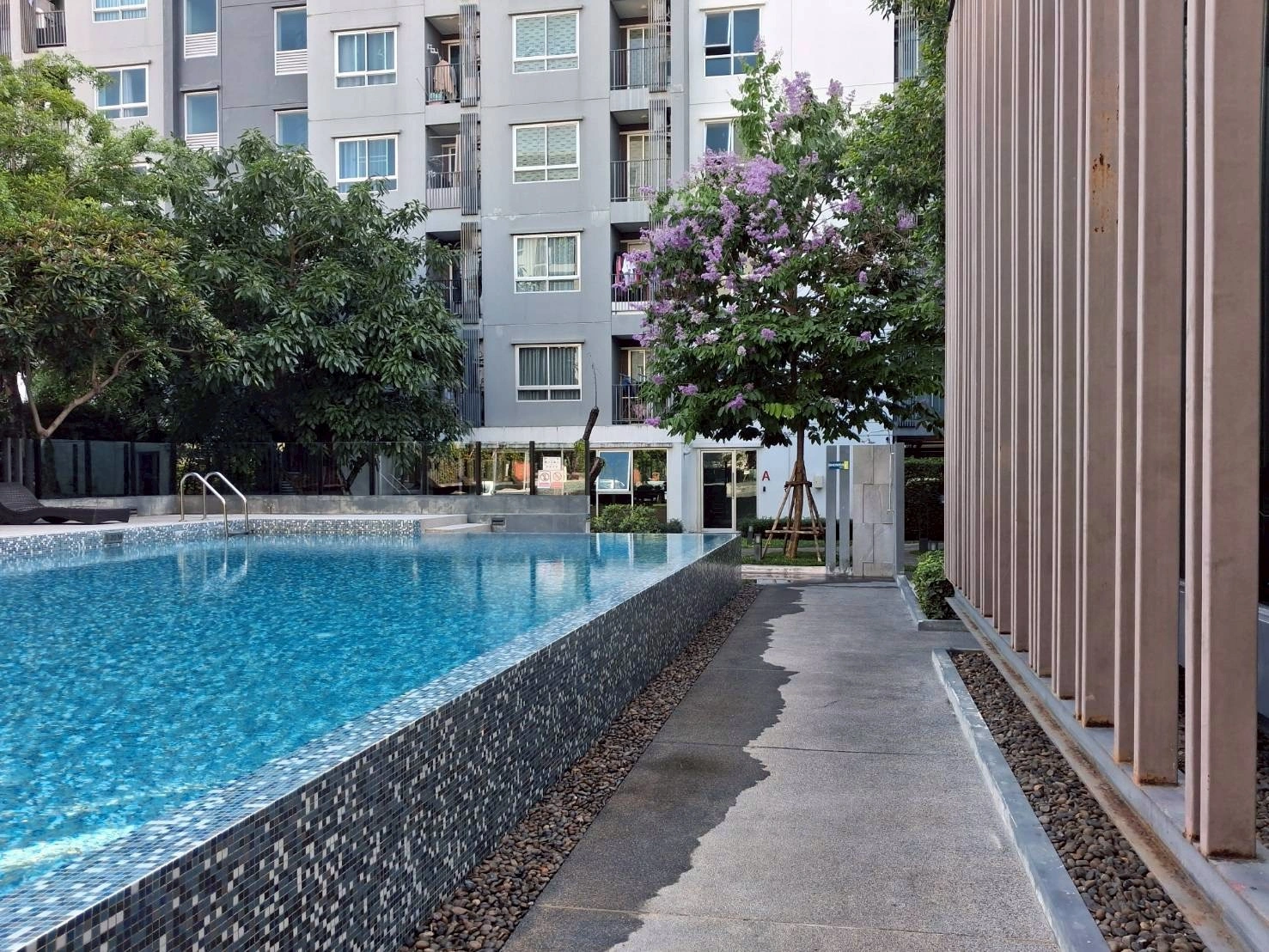 ขายคอนโด Present Ekachai 23.62 ตรม. ซอยเอกชัย 32 แขวงบางขุนเทียน เขตจอมทอง จ.กรุงเทพฯ ราคา 1,100,000 บาท