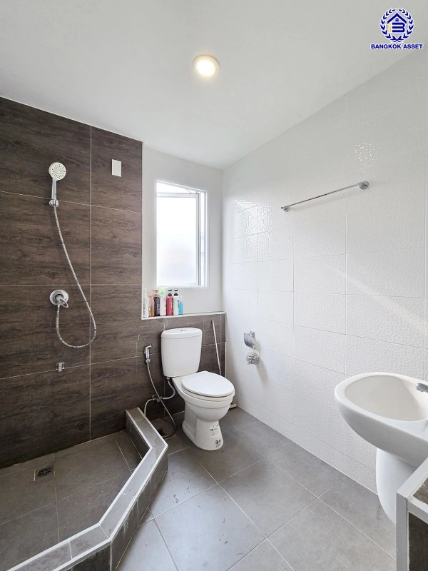 ทาวน์เฮ้าส์มือสอง โครงการ พลีโน่ รัตนาธิเบศร์-ชัยพฤกษ์ เนื้อที่ 40.8 ตร.ว. พื้นที่ใช้สอย 130 ตร.ม. ฟังก์ชัน 3 ห้องนอน 2 ห้องน้ำ 2 ที่จอดรถ บ้านสภาพพร้อมเข้าอยู่ บนทำเลเชื่อมต่อ ถ.ชัยพฤกษ์, ถ.บางกรวย-ไทรน้อย, ถ.ราชพฤกษ์ ใกล้รถไฟฟ้าสายสีม่วง "สถานีบางพลู" และทางด่วน "ศรีรัช" ในราคาสุดคุ้ม