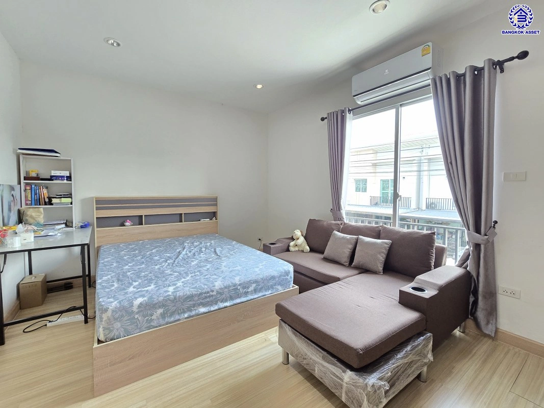 ทาวน์เฮ้าส์มือสอง โครงการ พลีโน่ รัตนาธิเบศร์-ชัยพฤกษ์ เนื้อที่ 40.8 ตร.ว. พื้นที่ใช้สอย 130 ตร.ม. ฟังก์ชัน 3 ห้องนอน 2 ห้องน้ำ 2 ที่จอดรถ บ้านสภาพพร้อมเข้าอยู่ บนทำเลเชื่อมต่อ ถ.ชัยพฤกษ์, ถ.บางกรวย-ไทรน้อย, ถ.ราชพฤกษ์ ใกล้รถไฟฟ้าสายสีม่วง "สถานีบางพลู" และทางด่วน "ศรีรัช" ในราคาสุดคุ้ม