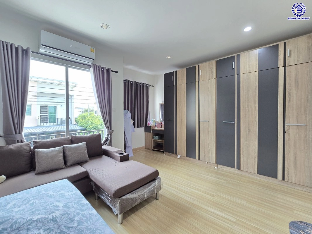 ทาวน์เฮ้าส์มือสอง โครงการ พลีโน่ รัตนาธิเบศร์-ชัยพฤกษ์ เนื้อที่ 40.8 ตร.ว. พื้นที่ใช้สอย 130 ตร.ม. ฟังก์ชัน 3 ห้องนอน 2 ห้องน้ำ 2 ที่จอดรถ บ้านสภาพพร้อมเข้าอยู่ บนทำเลเชื่อมต่อ ถ.ชัยพฤกษ์, ถ.บางกรวย-ไทรน้อย, ถ.ราชพฤกษ์ ใกล้รถไฟฟ้าสายสีม่วง "สถานีบางพลู" และทางด่วน "ศรีรัช" ในราคาสุดคุ้ม