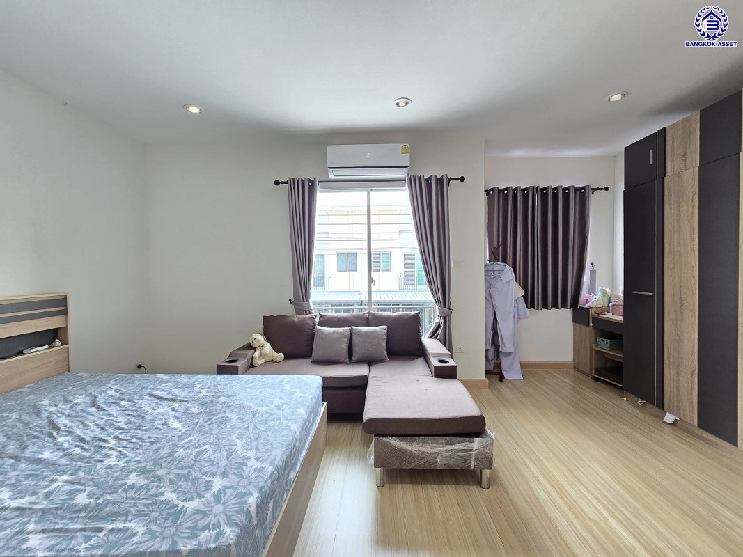 ทาวน์เฮ้าส์มือสอง โครงการ พลีโน่ รัตนาธิเบศร์-ชัยพฤกษ์ เนื้อที่ 40.8 ตร.ว. พื้นที่ใช้สอย 130 ตร.ม. ฟังก์ชัน 3 ห้องนอน 2 ห้องน้ำ 2 ที่จอดรถ บ้านสภาพพร้อมเข้าอยู่ บนทำเลเชื่อมต่อ ถ.ชัยพฤกษ์, ถ.บางกรวย-ไทรน้อย, ถ.ราชพฤกษ์ ใกล้รถไฟฟ้าสายสีม่วง "สถานีบางพลู" และทางด่วน "ศรีรัช" ในราคาสุดคุ้ม