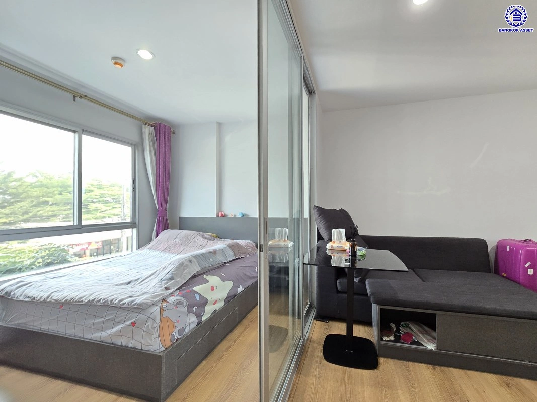 คอนโดมือสอง โครงการ ฮอลล์มาร์ค แจ้งวัฒนะ พื้นที่ใช้สอยขนาด 28.59 ตร.ม. ฟังก์ชัน 1 ห้องนอน 1 ห้องน้ำ 1 ห้องนั่งเล่น ที่จอดรถ 1 คัน พร้อมเข้าอยู่ บนทำเลเดินทางสะดวก เชื่อมต่อหลายเส้นทาง ใกล้รถไฟฟ้าสายสีชมพู "สถานีแจ้งวัฒนะ-ปากเกร็ด 28" และทางด่วน "ศรีรัช"