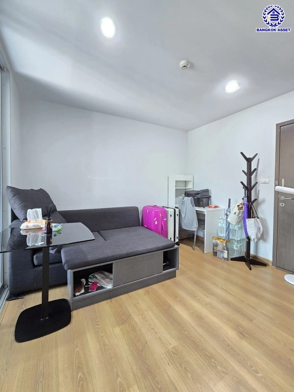 คอนโดมือสอง โครงการ ฮอลล์มาร์ค แจ้งวัฒนะ พื้นที่ใช้สอยขนาด 28.59 ตร.ม. ฟังก์ชัน 1 ห้องนอน 1 ห้องน้ำ 1 ห้องนั่งเล่น ที่จอดรถ 1 คัน พร้อมเข้าอยู่ บนทำเลเดินทางสะดวก เชื่อมต่อหลายเส้นทาง ใกล้รถไฟฟ้าสายสีชมพู "สถานีแจ้งวัฒนะ-ปากเกร็ด 28" และทางด่วน "ศรีรัช"