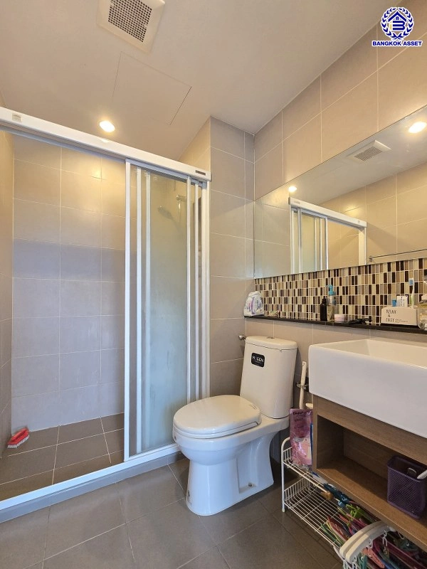 คอนโดมือสอง โครงการ ฮอลล์มาร์ค แจ้งวัฒนะ พื้นที่ใช้สอยขนาด 28.59 ตร.ม. ฟังก์ชัน 1 ห้องนอน 1 ห้องน้ำ 1 ห้องนั่งเล่น ที่จอดรถ 1 คัน พร้อมเข้าอยู่ บนทำเลเดินทางสะดวก เชื่อมต่อหลายเส้นทาง ใกล้รถไฟฟ้าสายสีชมพู "สถานีแจ้งวัฒนะ-ปากเกร็ด 28" และทางด่วน "ศรีรัช"