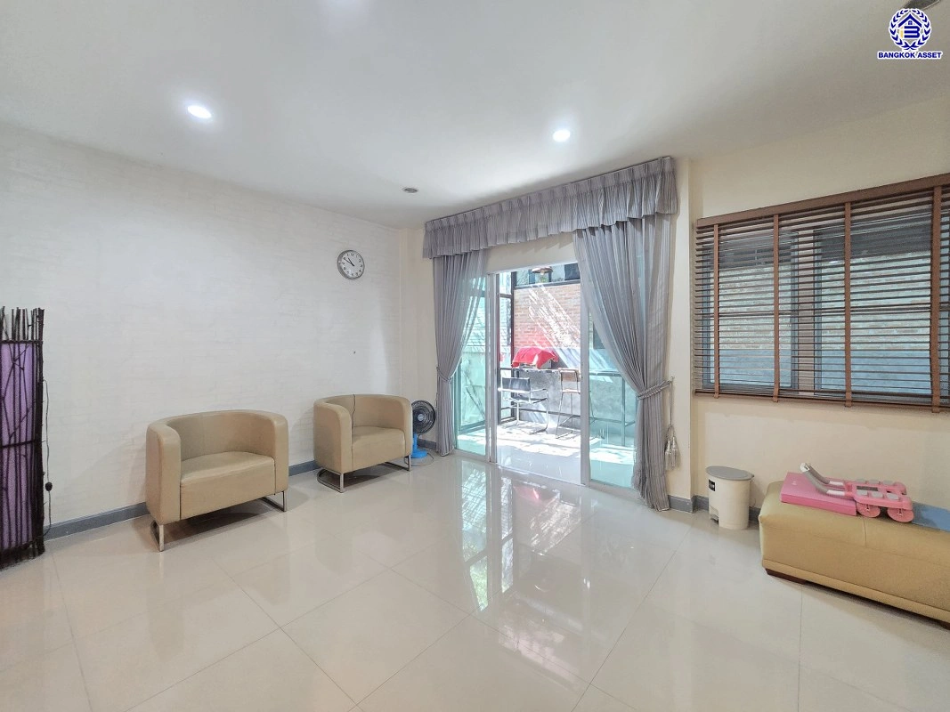 บ้านมือสอง โครงการ ไพรเวท เนอวานา ประเสริฐมนูกิจ เนื้อที่ 57.7 ตร.ว. พื้นที่ใช้สอย 200 ตร.ม. ฟังก์ชันจัดเต็ม 4 ห้องนอน 3 ห้องน้ำ จอดรถได้ 2 คัน บนทำเลศักยภาพ เข้า-ออกได้ทั้งถนนประเสริฐมนูกิจ ถนนประดิษฐ์มนูธรรม ใกล้ทางด่วนฉลองรัช และเซ็นทรัล รามอินทรา