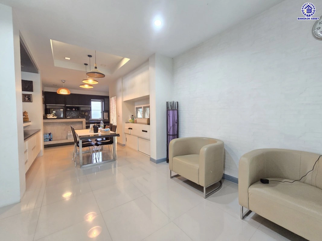 บ้านมือสอง โครงการ ไพรเวท เนอวานา ประเสริฐมนูกิจ เนื้อที่ 57.7 ตร.ว. พื้นที่ใช้สอย 200 ตร.ม. ฟังก์ชันจัดเต็ม 4 ห้องนอน 3 ห้องน้ำ จอดรถได้ 2 คัน บนทำเลศักยภาพ เข้า-ออกได้ทั้งถนนประเสริฐมนูกิจ ถนนประดิษฐ์มนูธรรม ใกล้ทางด่วนฉลองรัช และเซ็นทรัล รามอินทรา