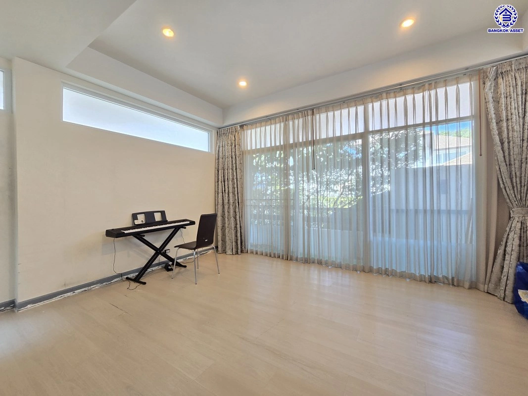 บ้านมือสอง โครงการ ไพรเวท เนอวานา ประเสริฐมนูกิจ เนื้อที่ 57.7 ตร.ว. พื้นที่ใช้สอย 200 ตร.ม. ฟังก์ชันจัดเต็ม 4 ห้องนอน 3 ห้องน้ำ จอดรถได้ 2 คัน บนทำเลศักยภาพ เข้า-ออกได้ทั้งถนนประเสริฐมนูกิจ ถนนประดิษฐ์มนูธรรม ใกล้ทางด่วนฉลองรัช และเซ็นทรัล รามอินทรา