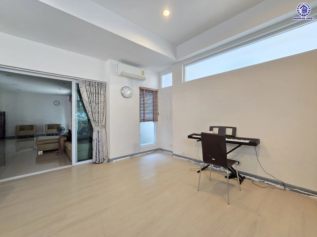 บ้านมือสอง โครงการ ไพรเวท เนอวานา ประเสริฐมนูกิจ เนื้อที่ 57.7 ตร.ว. พื้นที่ใช้สอย 200 ตร.ม. ฟังก์ชันจัดเต็ม 4 ห้องนอน 3 ห้องน้ำ จอดรถได้ 2 คัน บนทำเลศักยภาพ เข้า-ออกได้ทั้งถนนประเสริฐมนูกิจ ถนนประดิษฐ์มนูธรรม ใกล้ทางด่วนฉลองรัช และเซ็นทรัล รามอินทรา