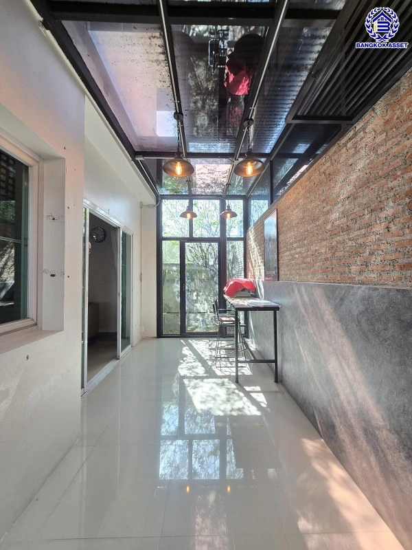 บ้านมือสอง โครงการ ไพรเวท เนอวานา ประเสริฐมนูกิจ เนื้อที่ 57.7 ตร.ว. พื้นที่ใช้สอย 200 ตร.ม. ฟังก์ชันจัดเต็ม 4 ห้องนอน 3 ห้องน้ำ จอดรถได้ 2 คัน บนทำเลศักยภาพ เข้า-ออกได้ทั้งถนนประเสริฐมนูกิจ ถนนประดิษฐ์มนูธรรม ใกล้ทางด่วนฉลองรัช และเซ็นทรัล รามอินทรา