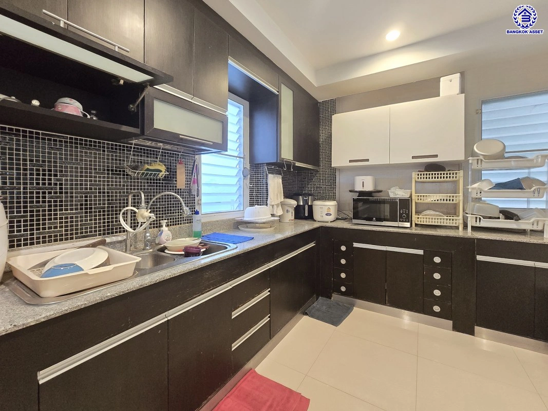 บ้านมือสอง โครงการ ไพรเวท เนอวานา ประเสริฐมนูกิจ เนื้อที่ 57.7 ตร.ว. พื้นที่ใช้สอย 200 ตร.ม. ฟังก์ชันจัดเต็ม 4 ห้องนอน 3 ห้องน้ำ จอดรถได้ 2 คัน บนทำเลศักยภาพ เข้า-ออกได้ทั้งถนนประเสริฐมนูกิจ ถนนประดิษฐ์มนูธรรม ใกล้ทางด่วนฉลองรัช และเซ็นทรัล รามอินทรา