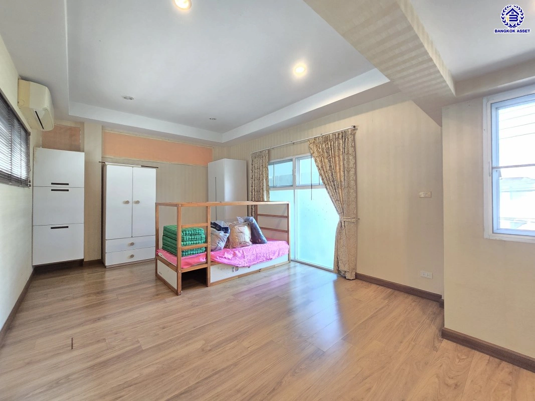 บ้านมือสอง โครงการ ไพรเวท เนอวานา ประเสริฐมนูกิจ เนื้อที่ 57.7 ตร.ว. พื้นที่ใช้สอย 200 ตร.ม. ฟังก์ชันจัดเต็ม 4 ห้องนอน 3 ห้องน้ำ จอดรถได้ 2 คัน บนทำเลศักยภาพ เข้า-ออกได้ทั้งถนนประเสริฐมนูกิจ ถนนประดิษฐ์มนูธรรม ใกล้ทางด่วนฉลองรัช และเซ็นทรัล รามอินทรา