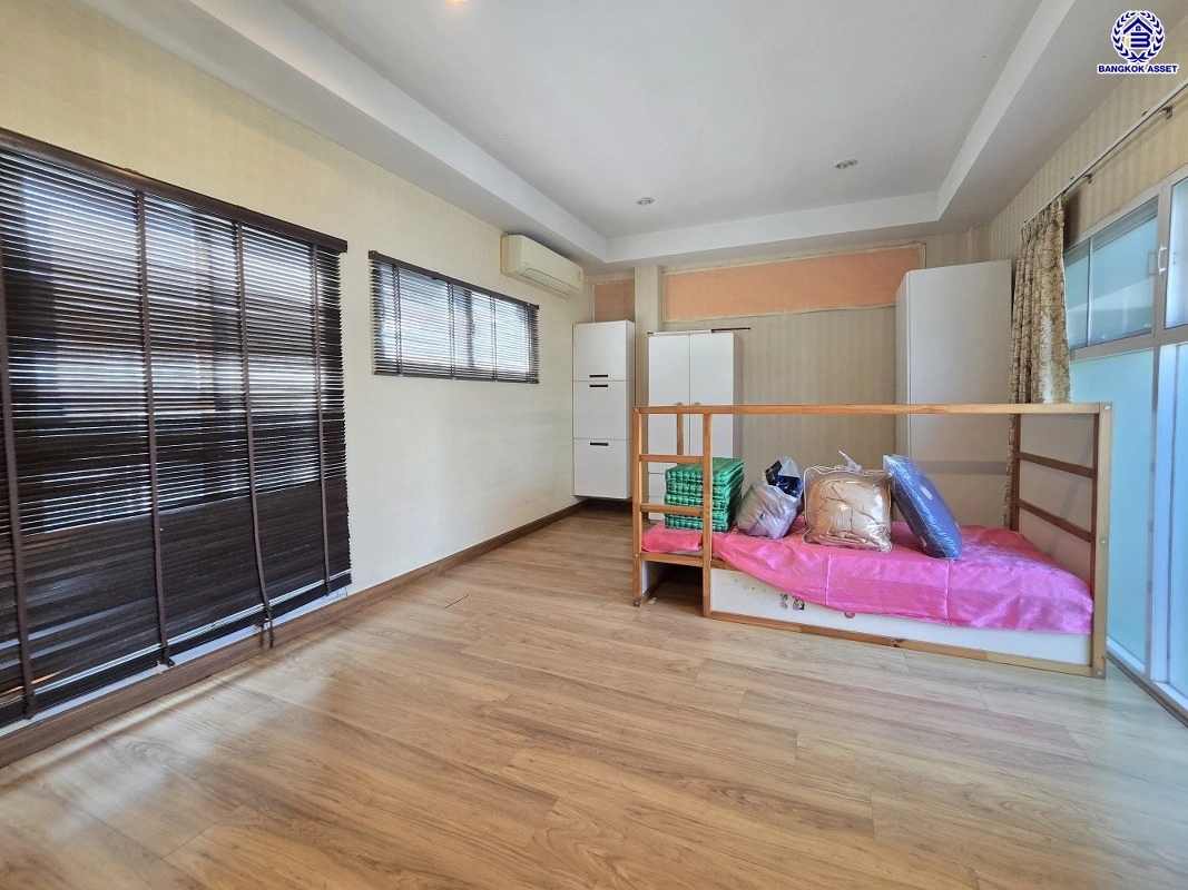 บ้านมือสอง โครงการ ไพรเวท เนอวานา ประเสริฐมนูกิจ เนื้อที่ 57.7 ตร.ว. พื้นที่ใช้สอย 200 ตร.ม. ฟังก์ชันจัดเต็ม 4 ห้องนอน 3 ห้องน้ำ จอดรถได้ 2 คัน บนทำเลศักยภาพ เข้า-ออกได้ทั้งถนนประเสริฐมนูกิจ ถนนประดิษฐ์มนูธรรม ใกล้ทางด่วนฉลองรัช และเซ็นทรัล รามอินทรา