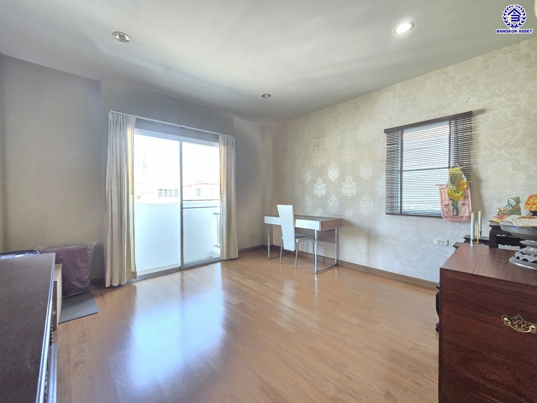 บ้านมือสอง โครงการ ไพรเวท เนอวานา ประเสริฐมนูกิจ เนื้อที่ 57.7 ตร.ว. พื้นที่ใช้สอย 200 ตร.ม. ฟังก์ชันจัดเต็ม 4 ห้องนอน 3 ห้องน้ำ จอดรถได้ 2 คัน บนทำเลศักยภาพ เข้า-ออกได้ทั้งถนนประเสริฐมนูกิจ ถนนประดิษฐ์มนูธรรม ใกล้ทางด่วนฉลองรัช และเซ็นทรัล รามอินทรา