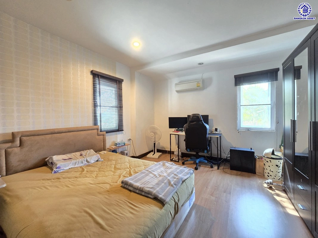 บ้านมือสอง โครงการ ไพรเวท เนอวานา ประเสริฐมนูกิจ เนื้อที่ 57.7 ตร.ว. พื้นที่ใช้สอย 200 ตร.ม. ฟังก์ชันจัดเต็ม 4 ห้องนอน 3 ห้องน้ำ จอดรถได้ 2 คัน บนทำเลศักยภาพ เข้า-ออกได้ทั้งถนนประเสริฐมนูกิจ ถนนประดิษฐ์มนูธรรม ใกล้ทางด่วนฉลองรัช และเซ็นทรัล รามอินทรา