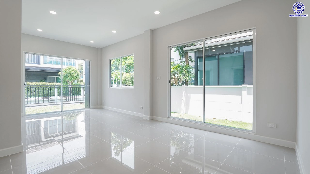 บ้านรีโนเวทใหม่ โครงการ เซนโทร ราชพฤกษ์ เนื้อที่ 50.2 ตร.ว. พื้นที่ใช้สอย 168.68 ตร.ม. ฟังก์ชัน 4 ห้องนอน 4 ห้องน้ำ 2 ที่จอดรถ ให้ความเป็นส่วนตัว บนทำเลดี เชื่อมต่อถนนนครอินทร์ ถนนกาญจนาภิเษก ถนนราชพฤกษ์ ใกล้รถไฟฟ้าสายสีม่วง "สถานีบางพลู" และจุดขึ้นทางด่วน "ศรีรัช"