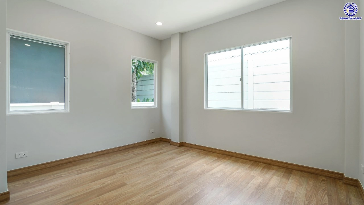 บ้านรีโนเวทใหม่ โครงการ เซนโทร ราชพฤกษ์ เนื้อที่ 50.2 ตร.ว. พื้นที่ใช้สอย 168.68 ตร.ม. ฟังก์ชัน 4 ห้องนอน 4 ห้องน้ำ 2 ที่จอดรถ ให้ความเป็นส่วนตัว บนทำเลดี เชื่อมต่อถนนนครอินทร์ ถนนกาญจนาภิเษก ถนนราชพฤกษ์ ใกล้รถไฟฟ้าสายสีม่วง "สถานีบางพลู" และจุดขึ้นทางด่วน "ศรีรัช"