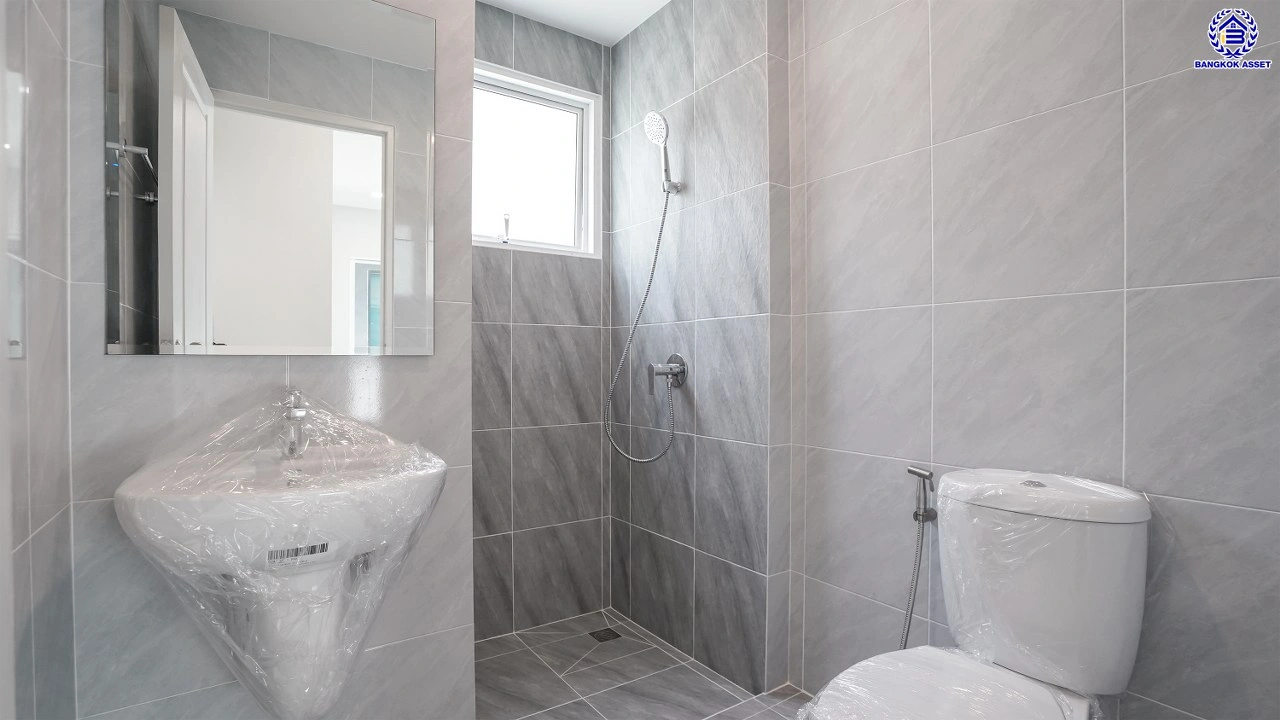 บ้านรีโนเวทใหม่ โครงการ เซนโทร ราชพฤกษ์ เนื้อที่ 50.2 ตร.ว. พื้นที่ใช้สอย 168.68 ตร.ม. ฟังก์ชัน 4 ห้องนอน 4 ห้องน้ำ 2 ที่จอดรถ ให้ความเป็นส่วนตัว บนทำเลดี เชื่อมต่อถนนนครอินทร์ ถนนกาญจนาภิเษก ถนนราชพฤกษ์ ใกล้รถไฟฟ้าสายสีม่วง "สถานีบางพลู" และจุดขึ้นทางด่วน "ศรีรัช"