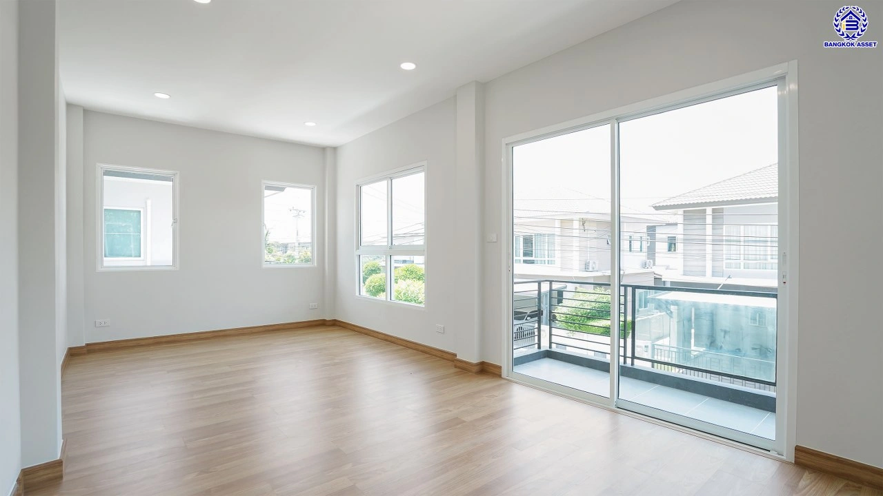 บ้านรีโนเวทใหม่ โครงการ เซนโทร ราชพฤกษ์ เนื้อที่ 50.2 ตร.ว. พื้นที่ใช้สอย 168.68 ตร.ม. ฟังก์ชัน 4 ห้องนอน 4 ห้องน้ำ 2 ที่จอดรถ ให้ความเป็นส่วนตัว บนทำเลดี เชื่อมต่อถนนนครอินทร์ ถนนกาญจนาภิเษก ถนนราชพฤกษ์ ใกล้รถไฟฟ้าสายสีม่วง "สถานีบางพลู" และจุดขึ้นทางด่วน "ศรีรัช"