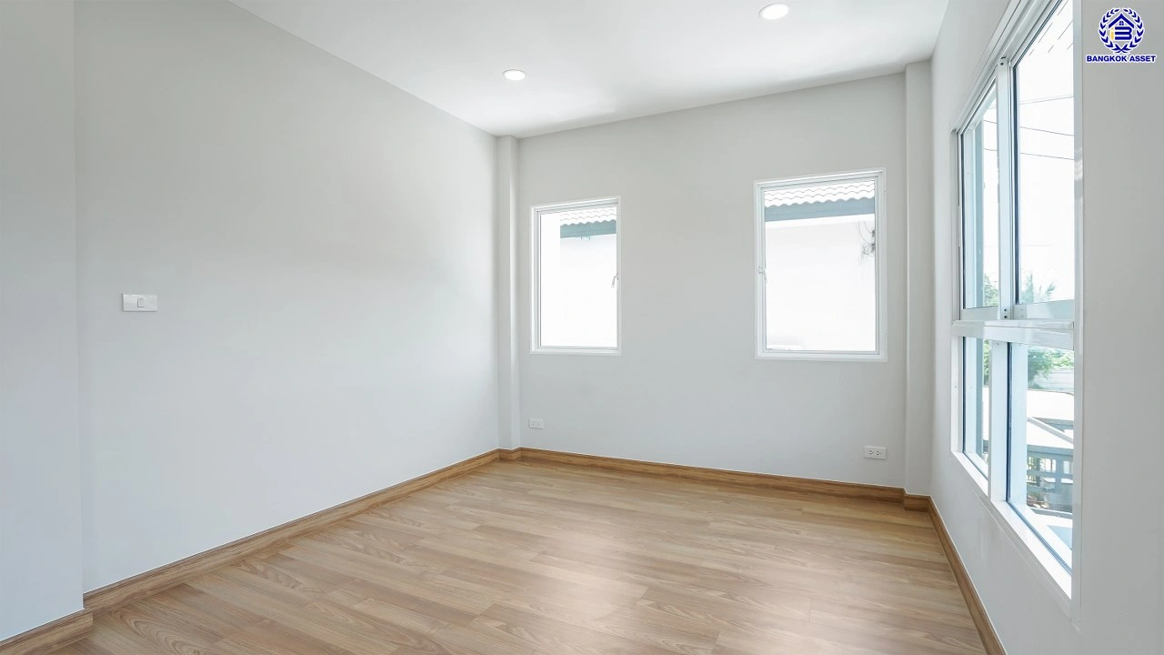 บ้านรีโนเวทใหม่ โครงการ เซนโทร ราชพฤกษ์ เนื้อที่ 50.2 ตร.ว. พื้นที่ใช้สอย 168.68 ตร.ม. ฟังก์ชัน 4 ห้องนอน 4 ห้องน้ำ 2 ที่จอดรถ ให้ความเป็นส่วนตัว บนทำเลดี เชื่อมต่อถนนนครอินทร์ ถนนกาญจนาภิเษก ถนนราชพฤกษ์ ใกล้รถไฟฟ้าสายสีม่วง "สถานีบางพลู" และจุดขึ้นทางด่วน "ศรีรัช"