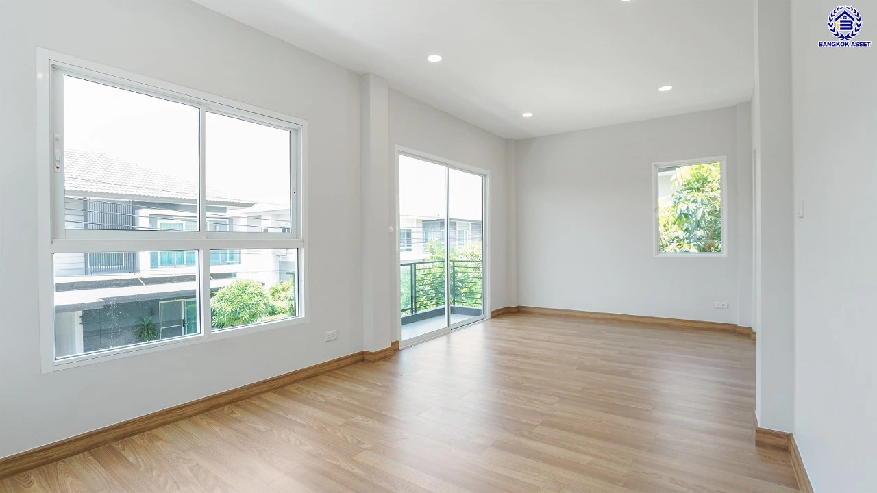 บ้านรีโนเวทใหม่ โครงการ เซนโทร ราชพฤกษ์ เนื้อที่ 50.2 ตร.ว. พื้นที่ใช้สอย 168.68 ตร.ม. ฟังก์ชัน 4 ห้องนอน 4 ห้องน้ำ 2 ที่จอดรถ ให้ความเป็นส่วนตัว บนทำเลดี เชื่อมต่อถนนนครอินทร์ ถนนกาญจนาภิเษก ถนนราชพฤกษ์ ใกล้รถไฟฟ้าสายสีม่วง "สถานีบางพลู" และจุดขึ้นทางด่วน "ศรีรัช"