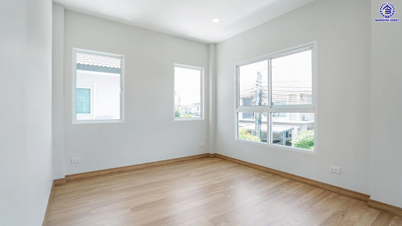 บ้านรีโนเวทใหม่ โครงการ เซนโทร ราชพฤกษ์ เนื้อที่ 50.2 ตร.ว. พื้นที่ใช้สอย 168.68 ตร.ม. ฟังก์ชัน 4 ห้องนอน 4 ห้องน้ำ 2 ที่จอดรถ ให้ความเป็นส่วนตัว บนทำเลดี เชื่อมต่อถนนนครอินทร์ ถนนกาญจนาภิเษก ถนนราชพฤกษ์ ใกล้รถไฟฟ้าสายสีม่วง "สถานีบางพลู" และจุดขึ้นทางด่วน "ศรีรัช"