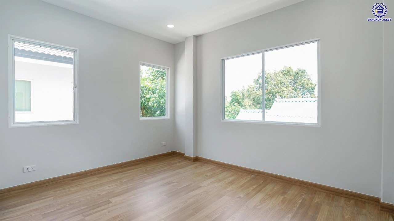 บ้านรีโนเวทใหม่ โครงการ เซนโทร ราชพฤกษ์ เนื้อที่ 50.2 ตร.ว. พื้นที่ใช้สอย 168.68 ตร.ม. ฟังก์ชัน 4 ห้องนอน 4 ห้องน้ำ 2 ที่จอดรถ ให้ความเป็นส่วนตัว บนทำเลดี เชื่อมต่อถนนนครอินทร์ ถนนกาญจนาภิเษก ถนนราชพฤกษ์ ใกล้รถไฟฟ้าสายสีม่วง "สถานีบางพลู" และจุดขึ้นทางด่วน "ศรีรัช"