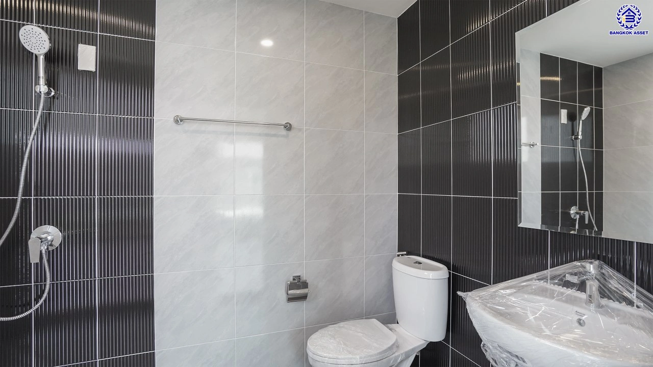 บ้านรีโนเวทใหม่ โครงการ เซนโทร ราชพฤกษ์ เนื้อที่ 50.2 ตร.ว. พื้นที่ใช้สอย 168.68 ตร.ม. ฟังก์ชัน 4 ห้องนอน 4 ห้องน้ำ 2 ที่จอดรถ ให้ความเป็นส่วนตัว บนทำเลดี เชื่อมต่อถนนนครอินทร์ ถนนกาญจนาภิเษก ถนนราชพฤกษ์ ใกล้รถไฟฟ้าสายสีม่วง "สถานีบางพลู" และจุดขึ้นทางด่วน "ศรีรัช"