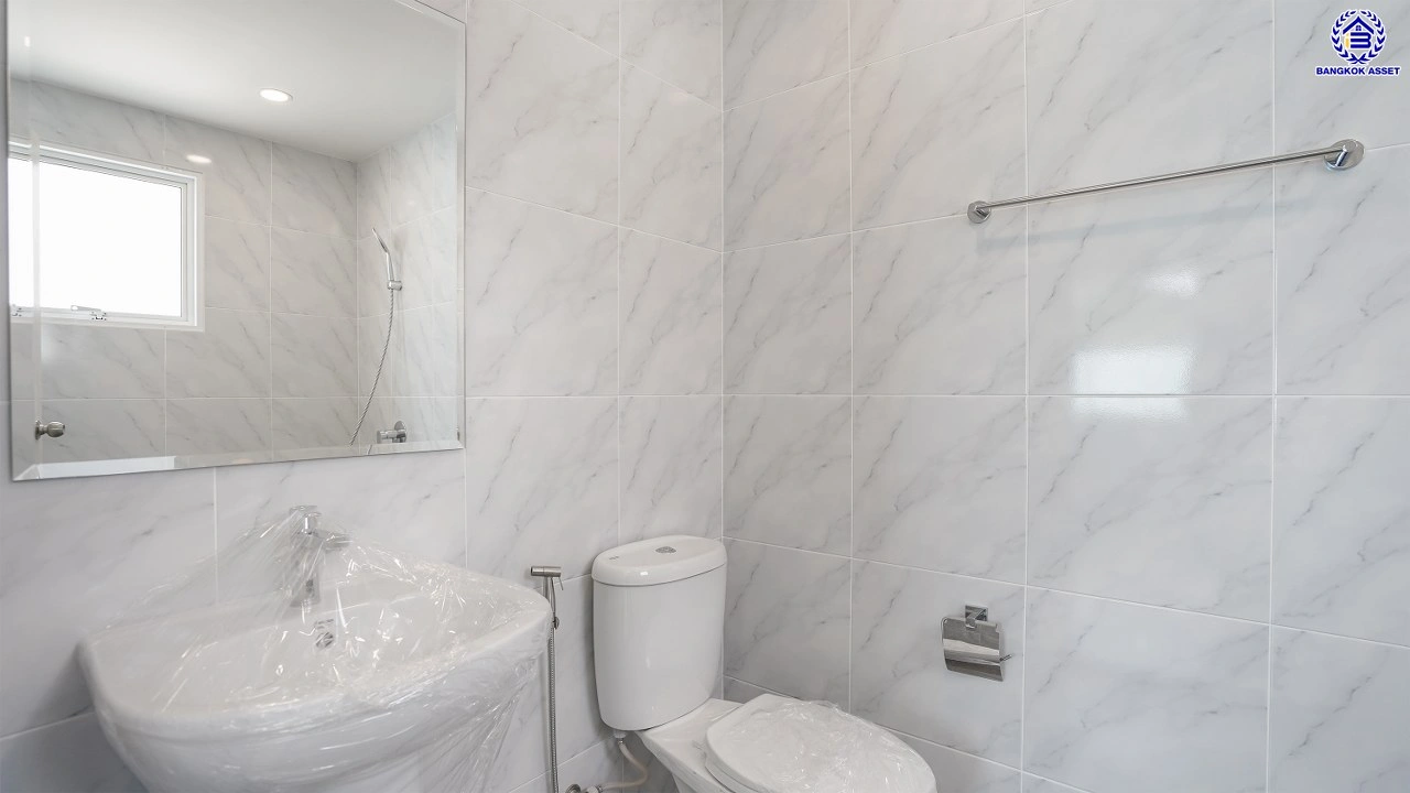 บ้านรีโนเวทใหม่ โครงการ เซนโทร ราชพฤกษ์ เนื้อที่ 50.2 ตร.ว. พื้นที่ใช้สอย 168.68 ตร.ม. ฟังก์ชัน 4 ห้องนอน 4 ห้องน้ำ 2 ที่จอดรถ ให้ความเป็นส่วนตัว บนทำเลดี เชื่อมต่อถนนนครอินทร์ ถนนกาญจนาภิเษก ถนนราชพฤกษ์ ใกล้รถไฟฟ้าสายสีม่วง "สถานีบางพลู" และจุดขึ้นทางด่วน "ศรีรัช"