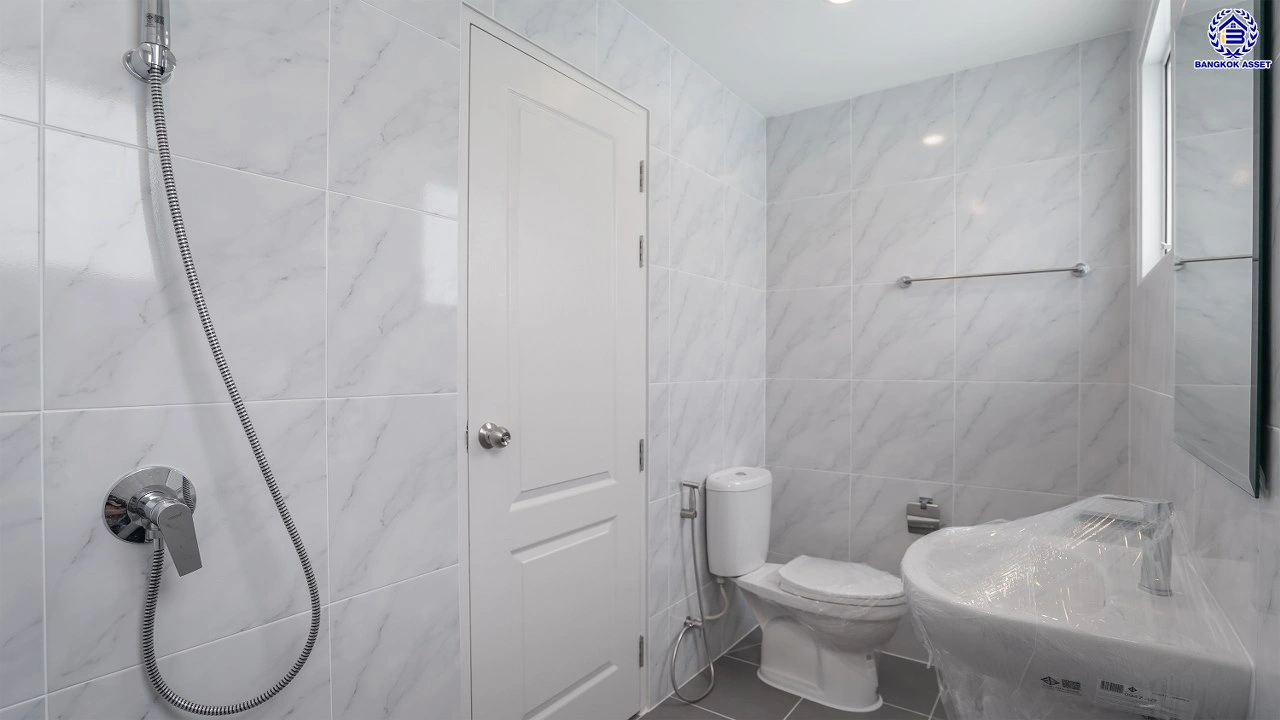 บ้านรีโนเวทใหม่ โครงการ เซนโทร ราชพฤกษ์ เนื้อที่ 50.2 ตร.ว. พื้นที่ใช้สอย 168.68 ตร.ม. ฟังก์ชัน 4 ห้องนอน 4 ห้องน้ำ 2 ที่จอดรถ ให้ความเป็นส่วนตัว บนทำเลดี เชื่อมต่อถนนนครอินทร์ ถนนกาญจนาภิเษก ถนนราชพฤกษ์ ใกล้รถไฟฟ้าสายสีม่วง "สถานีบางพลู" และจุดขึ้นทางด่วน "ศรีรัช"