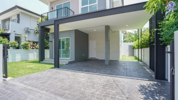 บ้านรีโนเวทใหม่ โครงการ เซนโทร ราชพฤกษ์ เนื้อที่ 50.2 ตร.ว. พื้นที่ใช้สอย 168.68 ตร.ม. ฟังก์ชัน 4 ห้องนอน 4 ห้องน้ำ 2 ที่จอดรถ ให้ความเป็นส่วนตัว บนทำเลดี เชื่อมต่อถนนนครอินทร์ ถนนกาญจนาภิเษก ถนนราชพฤกษ์ ใกล้รถไฟฟ้าสายสีม่วง "สถานีบางพลู" และจุดขึ้นทางด่วน "ศรีรัช"