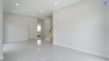 บ้านรีโนเวทใหม่ โครงการ เซนโทร ราชพฤกษ์ เนื้อที่ 50.2 ตร.ว. พื้นที่ใช้สอย 168.68 ตร.ม. ฟังก์ชัน 4 ห้องนอน 4 ห้องน้ำ 2 ที่จอดรถ ให้ความเป็นส่วนตัว บนทำเลดี เชื่อมต่อถนนนครอินทร์ ถนนกาญจนาภิเษก ถนนราชพฤกษ์ ใกล้รถไฟฟ้าสายสีม่วง "สถานีบางพลู" และจุดขึ้นทางด่วน "ศรีรัช"