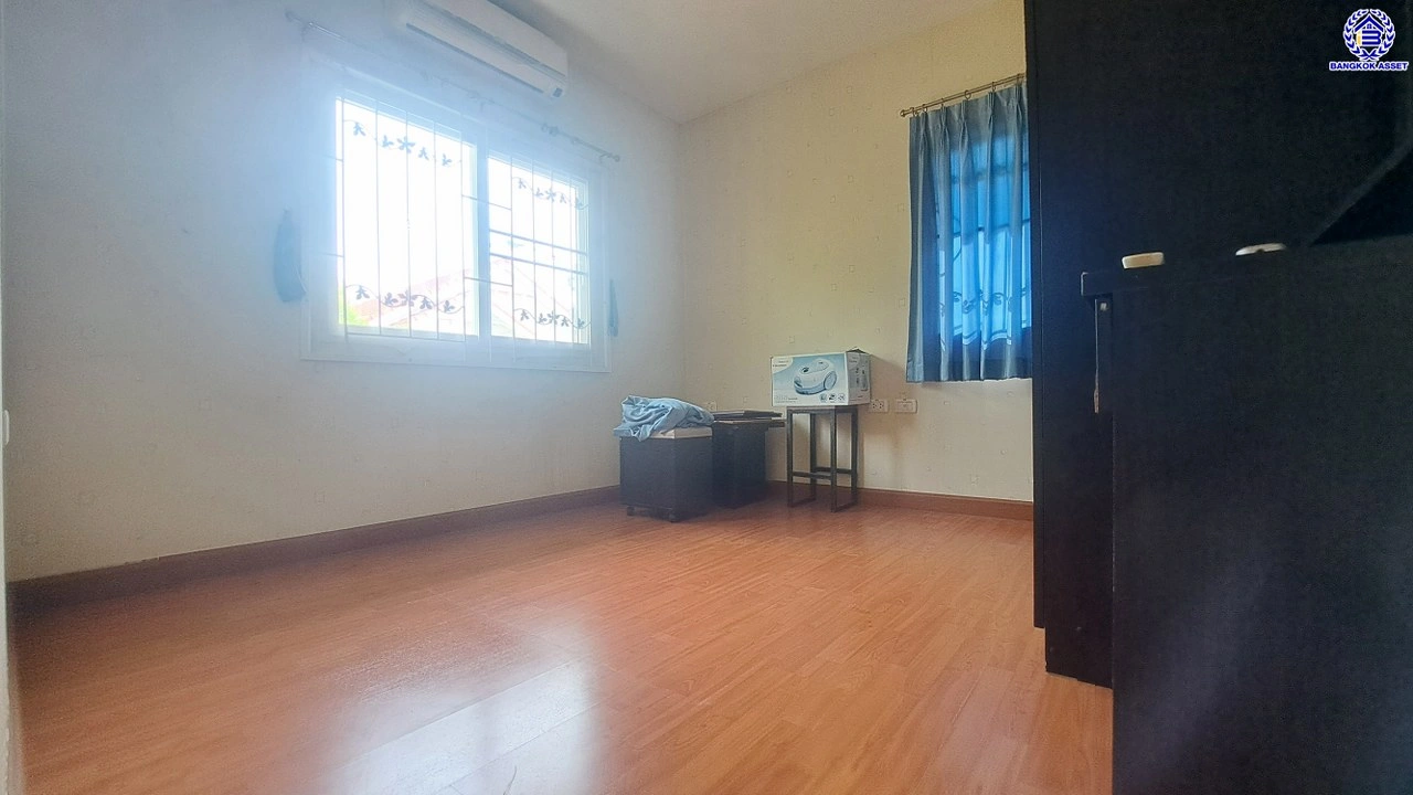 บ้านมือสอง โครงการ เพอร์เฟคพาร์ค พระราม5-บางใหญ่ เนื้อที่กว้าง 62 ตร.ว. พื้นที่ใช้สอย 190 ตร.ม. ฟังก์ชัน 3 ห้องนอน 3 ห้องน้ำ 2 ที่จอดรถ บนทำเลเชื่อมต่อ ถนนกาญจนาภิเษก ใกล้รถไฟฟ้าสายสีม่วง "สถานีตลาดบางใหญ่" เพียง 15 นาที และยังใกล้ทางด่วน "ศรีรัช"