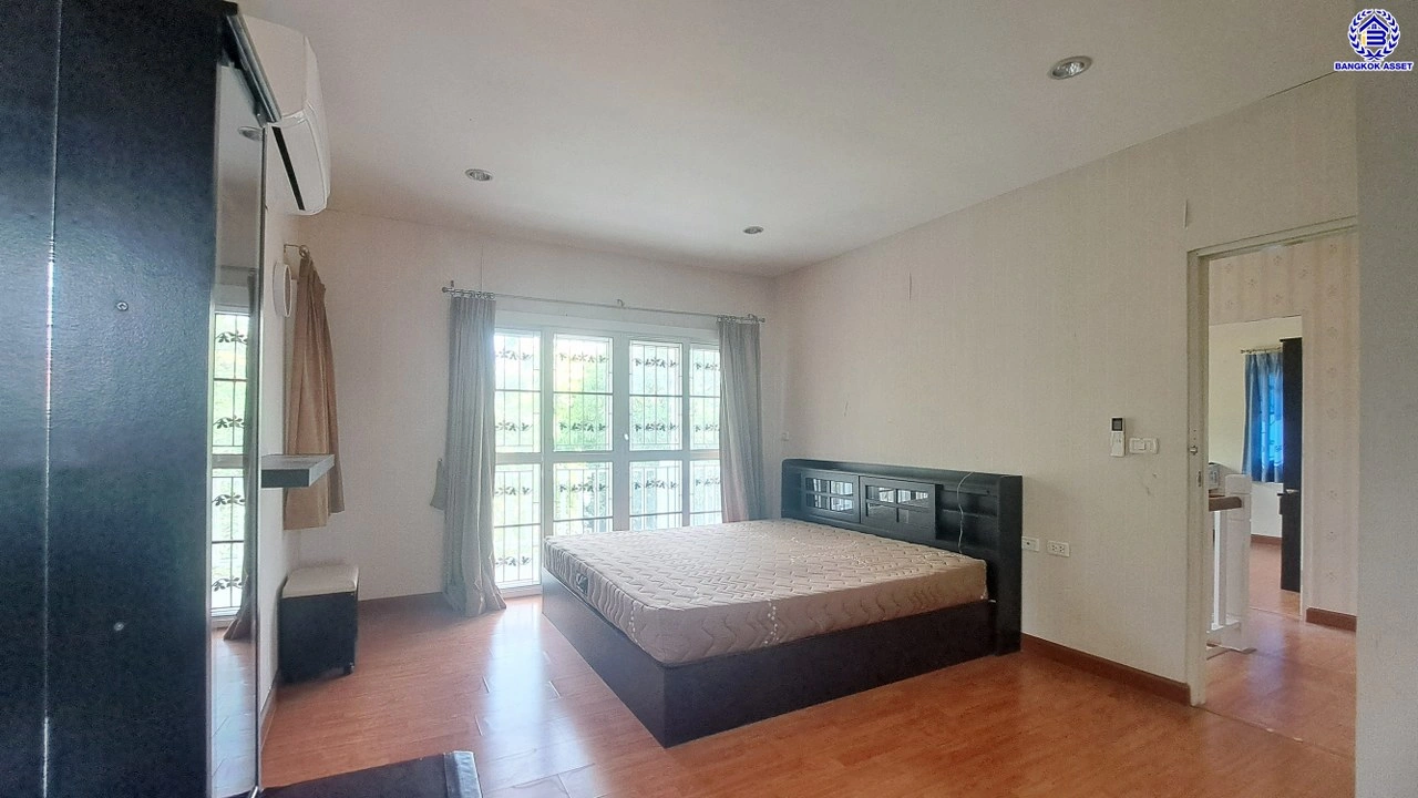 บ้านมือสอง โครงการ เพอร์เฟคพาร์ค พระราม5-บางใหญ่ เนื้อที่กว้าง 62 ตร.ว. พื้นที่ใช้สอย 190 ตร.ม. ฟังก์ชัน 3 ห้องนอน 3 ห้องน้ำ 2 ที่จอดรถ บนทำเลเชื่อมต่อ ถนนกาญจนาภิเษก ใกล้รถไฟฟ้าสายสีม่วง "สถานีตลาดบางใหญ่" เพียง 15 นาที และยังใกล้ทางด่วน "ศรีรัช"