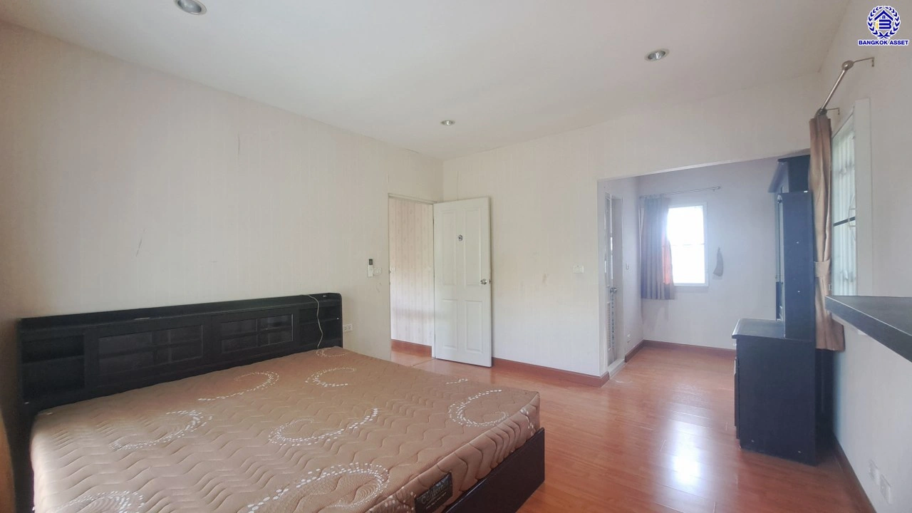 บ้านมือสอง โครงการ เพอร์เฟคพาร์ค พระราม5-บางใหญ่ เนื้อที่กว้าง 62 ตร.ว. พื้นที่ใช้สอย 190 ตร.ม. ฟังก์ชัน 3 ห้องนอน 3 ห้องน้ำ 2 ที่จอดรถ บนทำเลเชื่อมต่อ ถนนกาญจนาภิเษก ใกล้รถไฟฟ้าสายสีม่วง "สถานีตลาดบางใหญ่" เพียง 15 นาที และยังใกล้ทางด่วน "ศรีรัช"