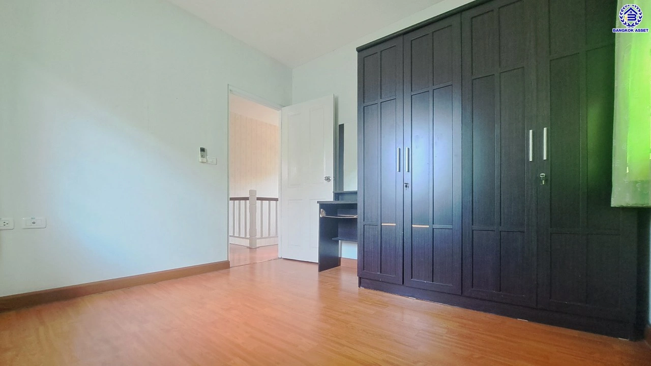 บ้านมือสอง โครงการ เพอร์เฟคพาร์ค พระราม5-บางใหญ่ เนื้อที่กว้าง 62 ตร.ว. พื้นที่ใช้สอย 190 ตร.ม. ฟังก์ชัน 3 ห้องนอน 3 ห้องน้ำ 2 ที่จอดรถ บนทำเลเชื่อมต่อ ถนนกาญจนาภิเษก ใกล้รถไฟฟ้าสายสีม่วง "สถานีตลาดบางใหญ่" เพียง 15 นาที และยังใกล้ทางด่วน "ศรีรัช"