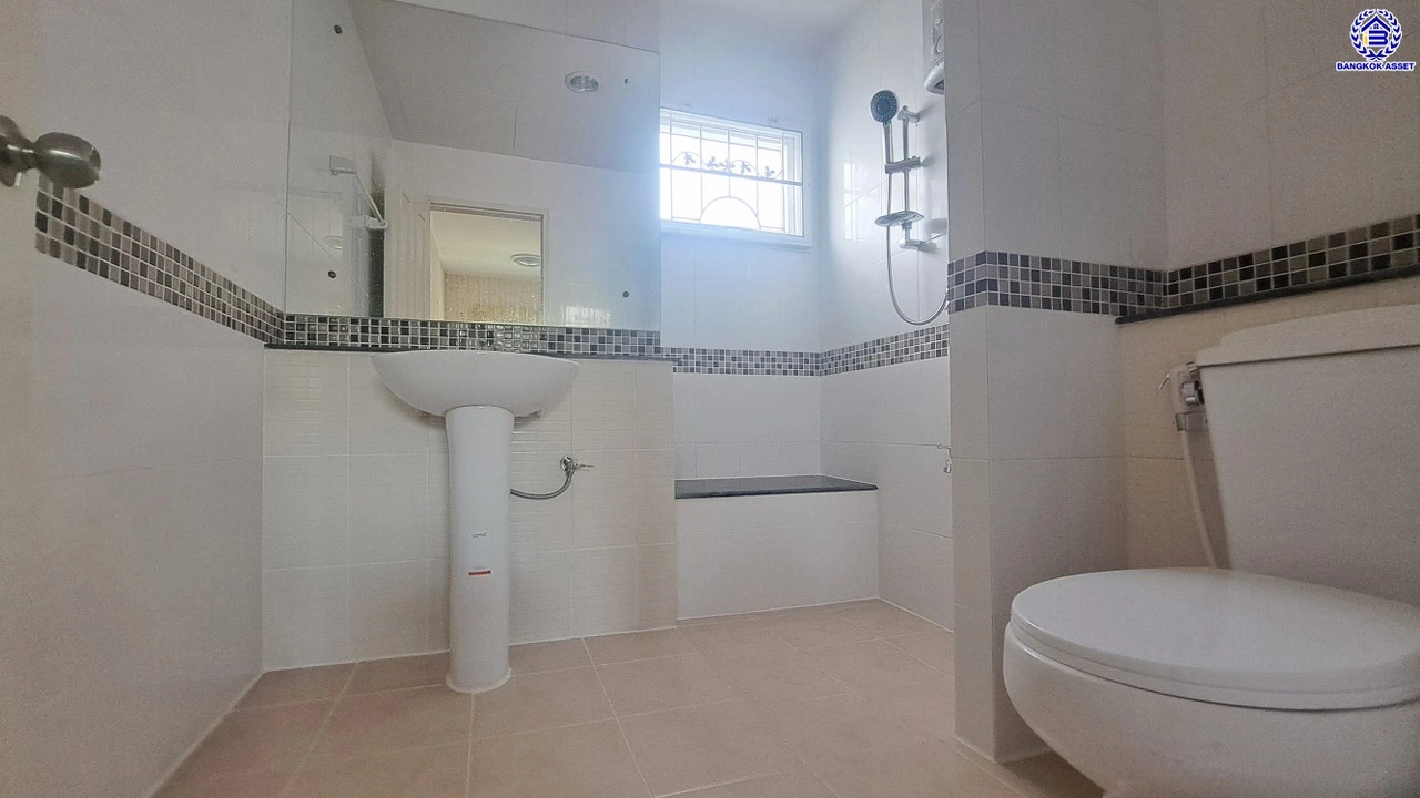 บ้านมือสอง โครงการ เพอร์เฟคพาร์ค พระราม5-บางใหญ่ เนื้อที่กว้าง 62 ตร.ว. พื้นที่ใช้สอย 190 ตร.ม. ฟังก์ชัน 3 ห้องนอน 3 ห้องน้ำ 2 ที่จอดรถ บนทำเลเชื่อมต่อ ถนนกาญจนาภิเษก ใกล้รถไฟฟ้าสายสีม่วง "สถานีตลาดบางใหญ่" เพียง 15 นาที และยังใกล้ทางด่วน "ศรีรัช"