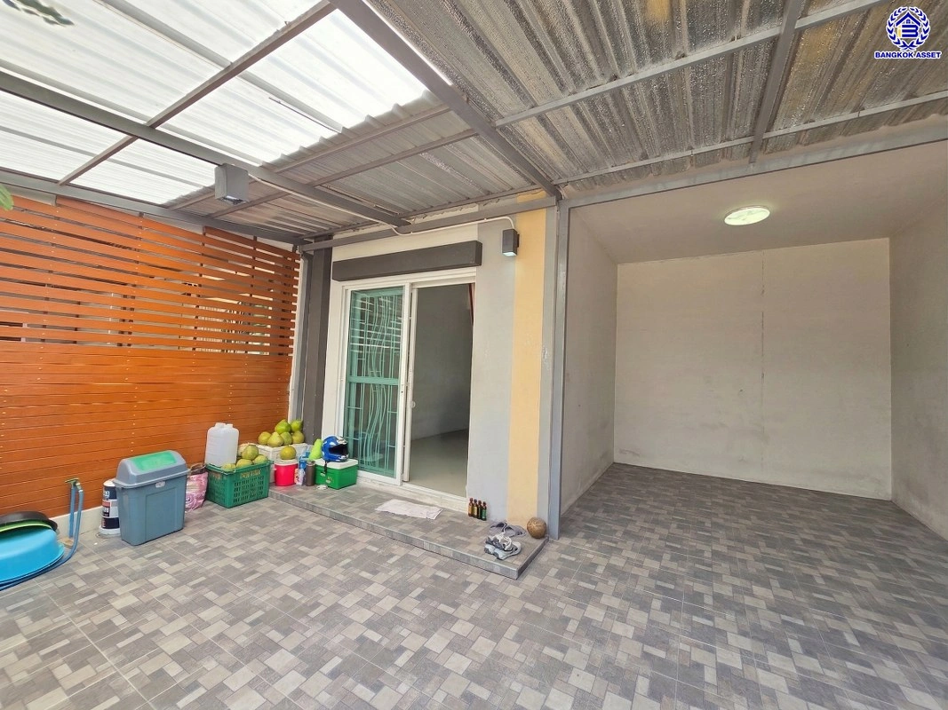 บ้านมือสอง โครงการ ไลโอ บลิสซ์ กาญจนา-กันตนา เนื้อที่ 17.6 ตร.ว. พื้นที่ใช้สอย 80 ตร.ม.  ฟังก์ชัน 3 ห้องนอน 2 ห้องน้ำ 1 ที่จอดรถ พร้อมเข้าอยู่ บนทำเลดี เชื่อมต่อถนนบางใหญ่-บางคูลัด ถนนกาญจนาภิเษก ถนนพิชัยเขต ใกล้รถไฟฟ้าสายสีม่วง "สถานีตลาดบางใหญ่" และจุดขึ้นทางด่วน "ศรีรัช"