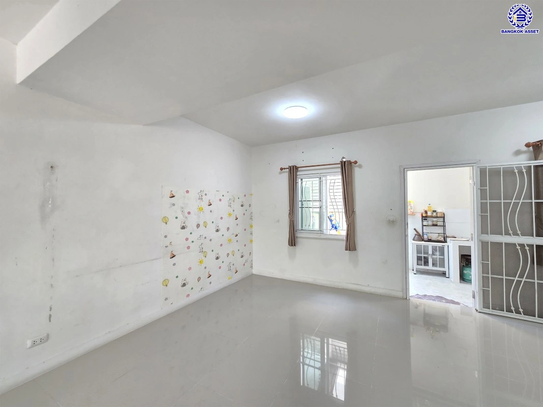 บ้านมือสอง โครงการ ไลโอ บลิสซ์ กาญจนา-กันตนา เนื้อที่ 17.6 ตร.ว. พื้นที่ใช้สอย 80 ตร.ม.  ฟังก์ชัน 3 ห้องนอน 2 ห้องน้ำ 1 ที่จอดรถ พร้อมเข้าอยู่ บนทำเลดี เชื่อมต่อถนนบางใหญ่-บางคูลัด ถนนกาญจนาภิเษก ถนนพิชัยเขต ใกล้รถไฟฟ้าสายสีม่วง "สถานีตลาดบางใหญ่" และจุดขึ้นทางด่วน "ศรีรัช"