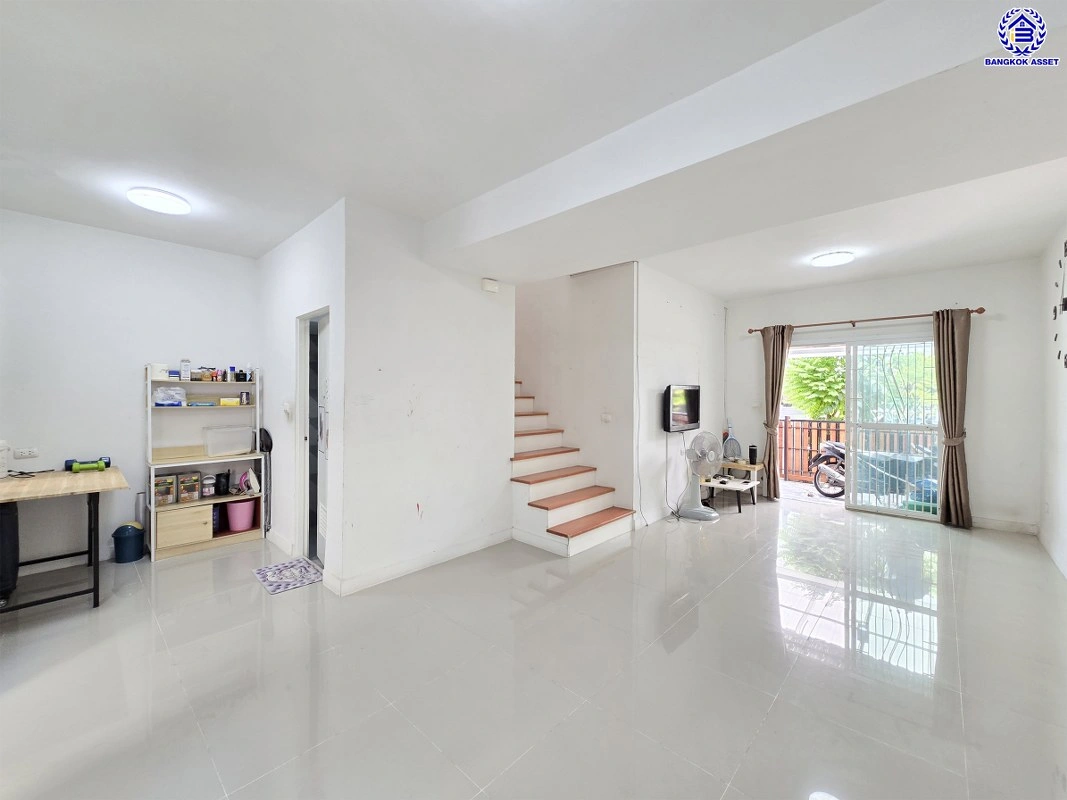 บ้านมือสอง โครงการ ไลโอ บลิสซ์ กาญจนา-กันตนา เนื้อที่ 17.6 ตร.ว. พื้นที่ใช้สอย 80 ตร.ม.  ฟังก์ชัน 3 ห้องนอน 2 ห้องน้ำ 1 ที่จอดรถ พร้อมเข้าอยู่ บนทำเลดี เชื่อมต่อถนนบางใหญ่-บางคูลัด ถนนกาญจนาภิเษก ถนนพิชัยเขต ใกล้รถไฟฟ้าสายสีม่วง "สถานีตลาดบางใหญ่" และจุดขึ้นทางด่วน "ศรีรัช"