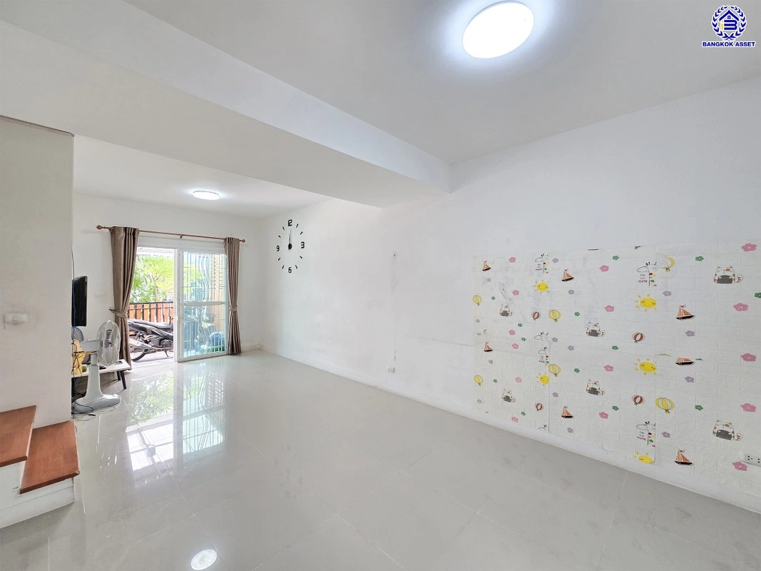 บ้านมือสอง โครงการ ไลโอ บลิสซ์ กาญจนา-กันตนา เนื้อที่ 17.6 ตร.ว. พื้นที่ใช้สอย 80 ตร.ม.  ฟังก์ชัน 3 ห้องนอน 2 ห้องน้ำ 1 ที่จอดรถ พร้อมเข้าอยู่ บนทำเลดี เชื่อมต่อถนนบางใหญ่-บางคูลัด ถนนกาญจนาภิเษก ถนนพิชัยเขต ใกล้รถไฟฟ้าสายสีม่วง "สถานีตลาดบางใหญ่" และจุดขึ้นทางด่วน "ศรีรัช"