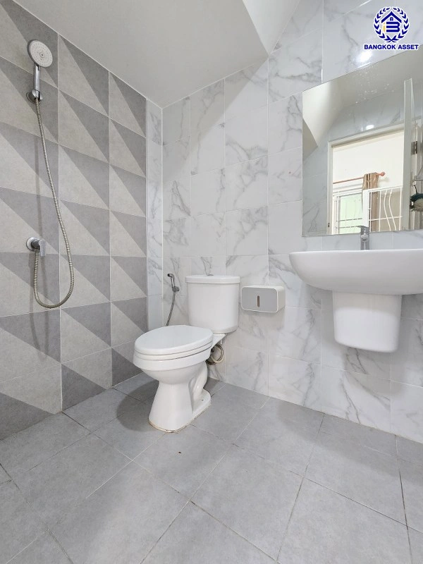 บ้านมือสอง โครงการ ไลโอ บลิสซ์ กาญจนา-กันตนา เนื้อที่ 17.6 ตร.ว. พื้นที่ใช้สอย 80 ตร.ม.  ฟังก์ชัน 3 ห้องนอน 2 ห้องน้ำ 1 ที่จอดรถ พร้อมเข้าอยู่ บนทำเลดี เชื่อมต่อถนนบางใหญ่-บางคูลัด ถนนกาญจนาภิเษก ถนนพิชัยเขต ใกล้รถไฟฟ้าสายสีม่วง "สถานีตลาดบางใหญ่" และจุดขึ้นทางด่วน "ศรีรัช"