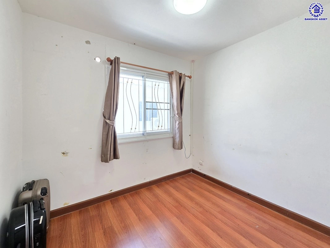 บ้านมือสอง โครงการ ไลโอ บลิสซ์ กาญจนา-กันตนา เนื้อที่ 17.6 ตร.ว. พื้นที่ใช้สอย 80 ตร.ม.  ฟังก์ชัน 3 ห้องนอน 2 ห้องน้ำ 1 ที่จอดรถ พร้อมเข้าอยู่ บนทำเลดี เชื่อมต่อถนนบางใหญ่-บางคูลัด ถนนกาญจนาภิเษก ถนนพิชัยเขต ใกล้รถไฟฟ้าสายสีม่วง "สถานีตลาดบางใหญ่" และจุดขึ้นทางด่วน "ศรีรัช"