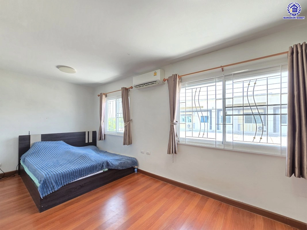 บ้านมือสอง โครงการ ไลโอ บลิสซ์ กาญจนา-กันตนา เนื้อที่ 17.6 ตร.ว. พื้นที่ใช้สอย 80 ตร.ม.  ฟังก์ชัน 3 ห้องนอน 2 ห้องน้ำ 1 ที่จอดรถ พร้อมเข้าอยู่ บนทำเลดี เชื่อมต่อถนนบางใหญ่-บางคูลัด ถนนกาญจนาภิเษก ถนนพิชัยเขต ใกล้รถไฟฟ้าสายสีม่วง "สถานีตลาดบางใหญ่" และจุดขึ้นทางด่วน "ศรีรัช"