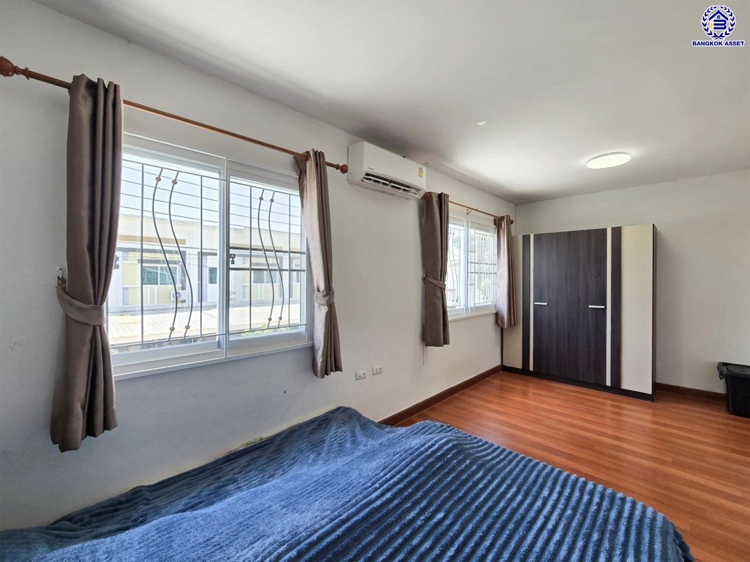 บ้านมือสอง โครงการ ไลโอ บลิสซ์ กาญจนา-กันตนา เนื้อที่ 17.6 ตร.ว. พื้นที่ใช้สอย 80 ตร.ม.  ฟังก์ชัน 3 ห้องนอน 2 ห้องน้ำ 1 ที่จอดรถ พร้อมเข้าอยู่ บนทำเลดี เชื่อมต่อถนนบางใหญ่-บางคูลัด ถนนกาญจนาภิเษก ถนนพิชัยเขต ใกล้รถไฟฟ้าสายสีม่วง "สถานีตลาดบางใหญ่" และจุดขึ้นทางด่วน "ศรีรัช"