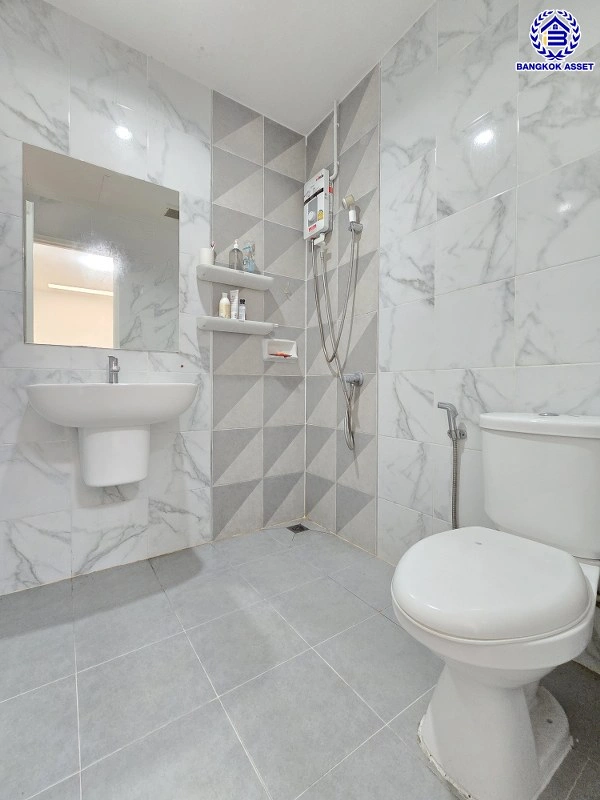 บ้านมือสอง โครงการ ไลโอ บลิสซ์ กาญจนา-กันตนา เนื้อที่ 17.6 ตร.ว. พื้นที่ใช้สอย 80 ตร.ม.  ฟังก์ชัน 3 ห้องนอน 2 ห้องน้ำ 1 ที่จอดรถ พร้อมเข้าอยู่ บนทำเลดี เชื่อมต่อถนนบางใหญ่-บางคูลัด ถนนกาญจนาภิเษก ถนนพิชัยเขต ใกล้รถไฟฟ้าสายสีม่วง "สถานีตลาดบางใหญ่" และจุดขึ้นทางด่วน "ศรีรัช"