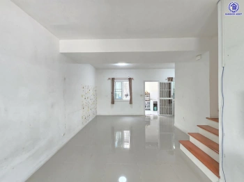 บ้านมือสอง โครงการ ไลโอ บลิสซ์ กาญจนา-กันตนา เนื้อที่ 17.6 ตร.ว. พื้นที่ใช้สอย 80 ตร.ม.  ฟังก์ชัน 3 ห้องนอน 2 ห้องน้ำ 1 ที่จอดรถ พร้อมเข้าอยู่ บนทำเลดี เชื่อมต่อถนนบางใหญ่-บางคูลัด ถนนกาญจนาภิเษก ถนนพิชัยเขต ใกล้รถไฟฟ้าสายสีม่วง "สถานีตลาดบางใหญ่" และจุดขึ้นทางด่วน "ศรีรัช"