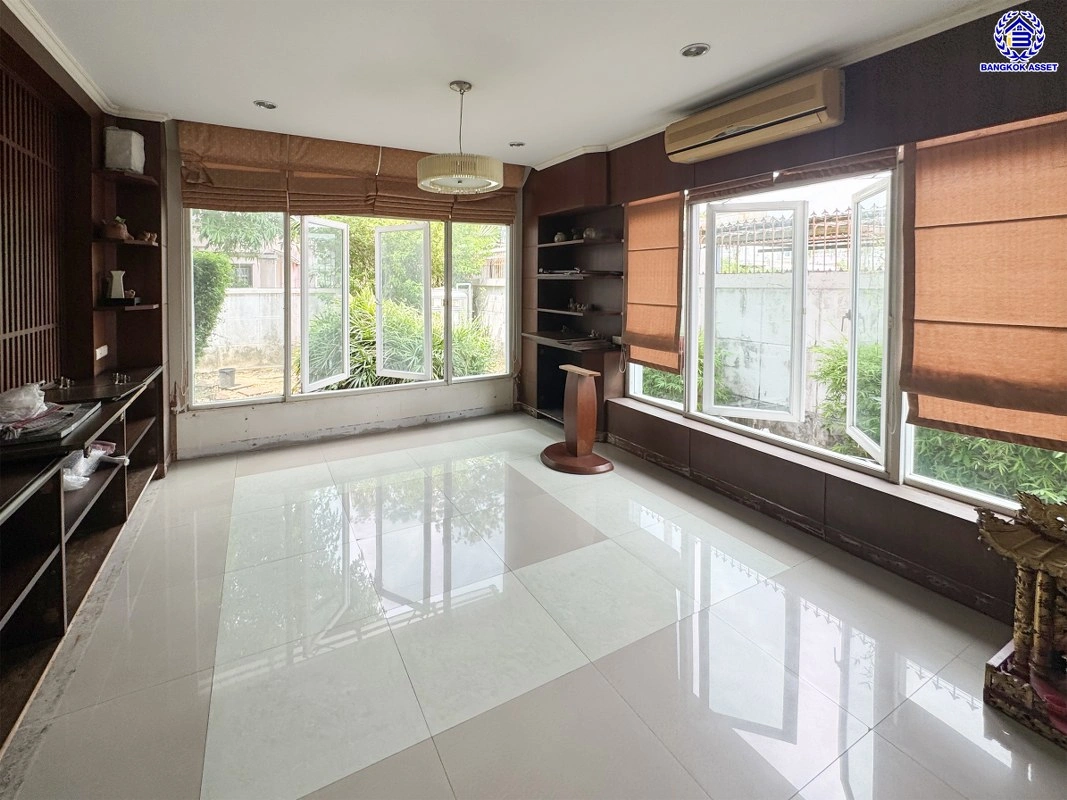 บ้านมือสอง โครงการ บ้านฟ้ากรีนพาร์ค รอยัล ปิ่นเกล้า เนื้อที่ 128.5 ตร.ว. พื้นที่ใช้สอย 203 ตร.ม. ฟังก์ชัน 3 ห้องนอน 2 ห้องน้ำ 1 ห้องอเนกประสงค์ 1 ห้อง จอดรถได้ 2 คัน บนทำเลดี เชื่อมต่อถนนพรานนกตัดใหม่, ถนนพุทธมณฑลสาย1, ถนนกาญจนาภิเษก