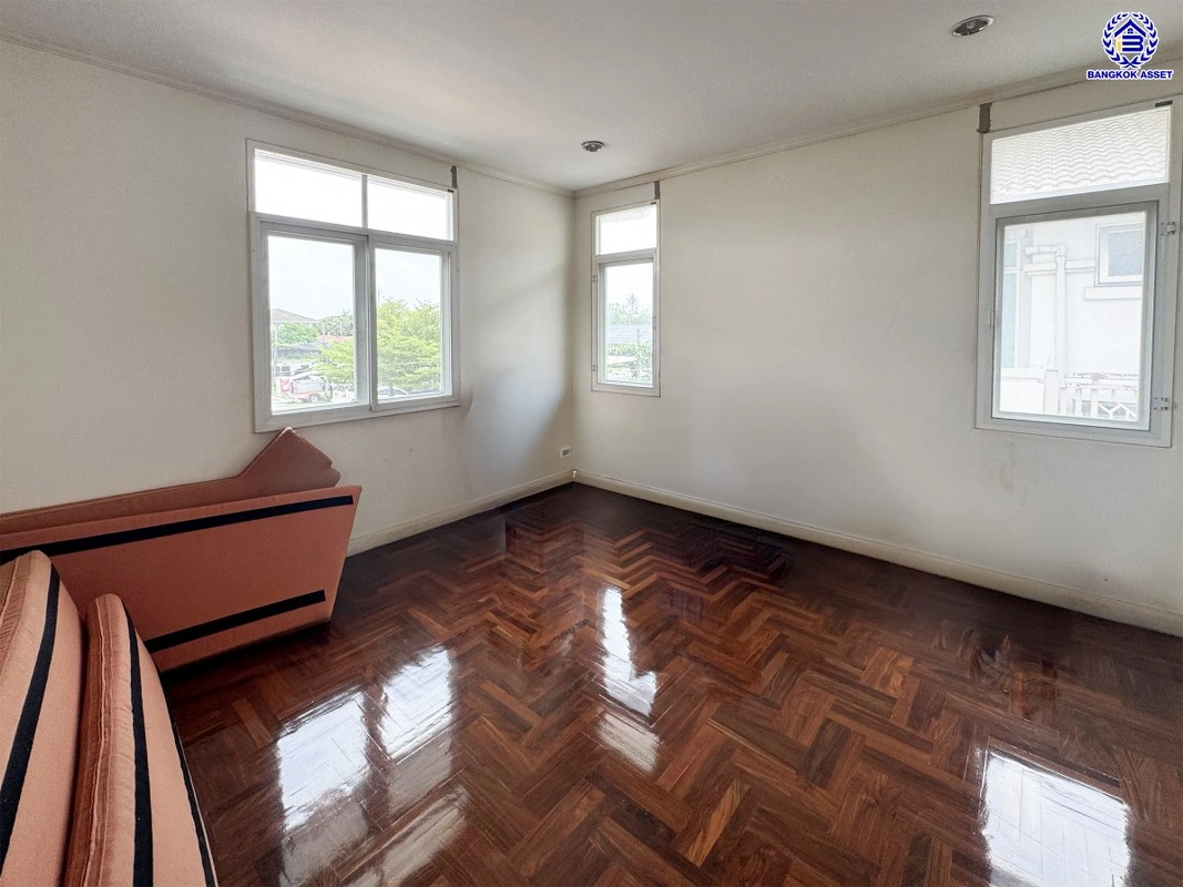 บ้านมือสอง โครงการ บ้านฟ้ากรีนพาร์ค รอยัล ปิ่นเกล้า เนื้อที่ 128.5 ตร.ว. พื้นที่ใช้สอย 203 ตร.ม. ฟังก์ชัน 3 ห้องนอน 2 ห้องน้ำ 1 ห้องอเนกประสงค์ 1 ห้อง จอดรถได้ 2 คัน บนทำเลดี เชื่อมต่อถนนพรานนกตัดใหม่, ถนนพุทธมณฑลสาย1, ถนนกาญจนาภิเษก